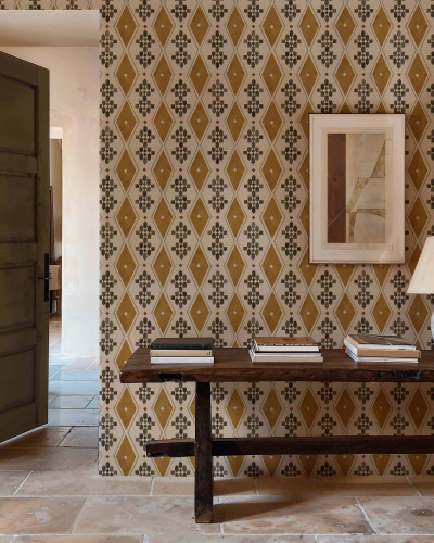 Tapet lavabil Beldi Rugs, Curry, cu un model geometric elegant in culori calde de curry.