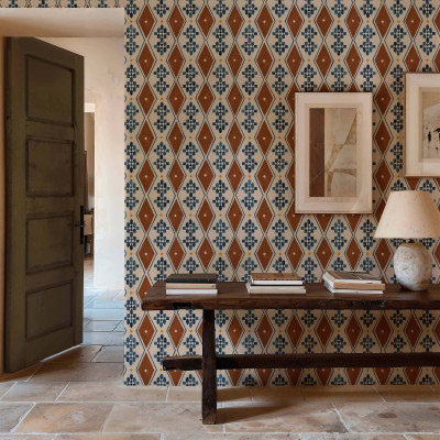 Tapet cu model geometric, inspirat de covoarele marocane, in nuante de teracotă și albastru deschis pe un fundal crem.