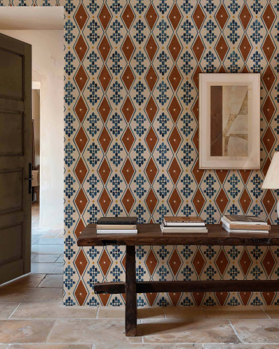 Tapet cu model geometric, inspirat de covoarele marocane, in nuante de teracotă și albastru deschis pe un fundal crem.