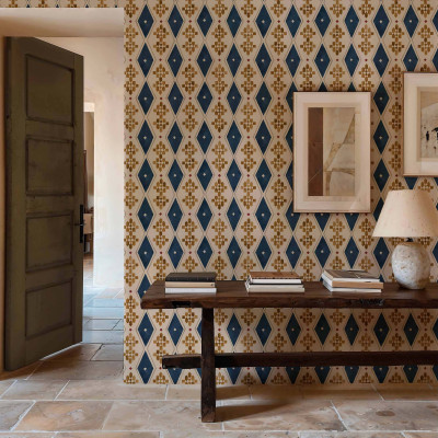 Tapet lavabil cu model geometric, "Beldi Rugs", in nuante de albastru, auriu si rosu.