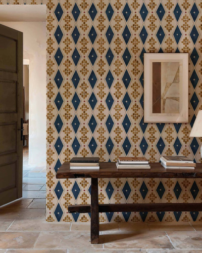 Tapet lavabil cu model geometric, "Beldi Rugs", in nuante de albastru, auriu si rosu.