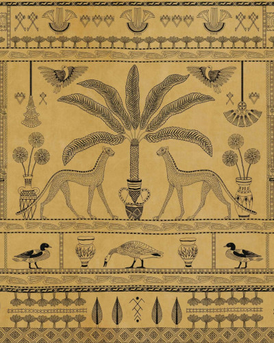 Tapet lavabil Asni Valley Curry, cu un design exotic inspirat din culturile antice. Modelul prezintă elemente geometrice, animale specifice zonei și culori calde, dominate de nuanțe de curry.