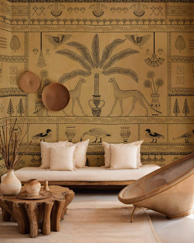 Tapet lavabil Asni Valley Curry, cu un design exotic inspirat din culturile antice. Modelul prezintă elemente geometrice, animale specifice zonei și culori calde, dominate de nuanțe de curry.