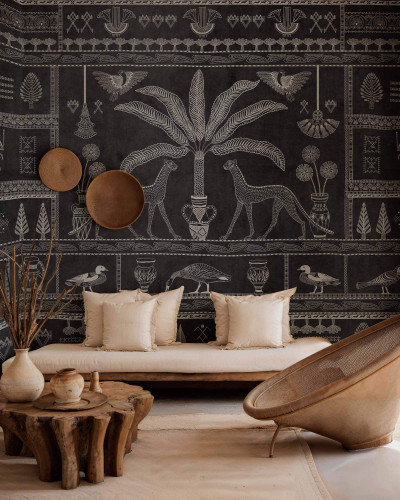 Tapet coordonne cu design marocan, cu palmieri, lei și alte motive tradiționale. Tapetul este pe un fond întunecat și are o nuanță gri.