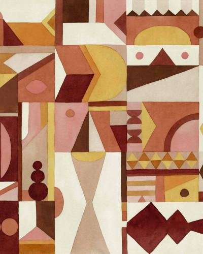 Tapet lavabil cu design geometric abstract în nuanțe calde de roz, bej, maro și galben, pe un perete din camera de zi.