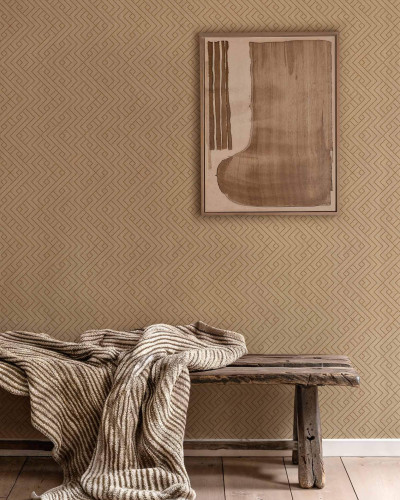 Tapet lavabil Interwoven Sand, cu un model geometric minimalist în nuanțe de nisip cald.
