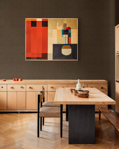 Tapet lavabil Crosshatch, Slate, cu un model geometric in nuante de negru si auriu, aplicat pe un perete intr-o camera de dining moderna.