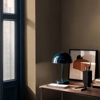 Tapet cu model geometric în nuanțe de nisip într-un interior modern
