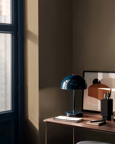 Tapet cu model geometric în nuanțe de nisip într-un interior modern