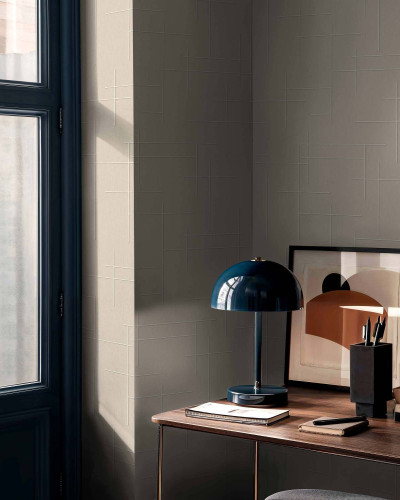 Tapet cu aspect de piatră naturală într-un interior elegant