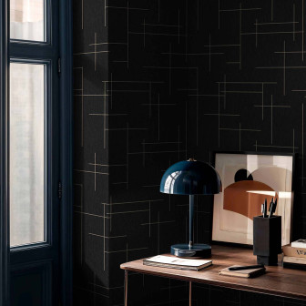 Tapet negru cu model geometric auriu în decor interior modern