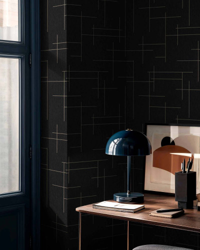 Tapet negru cu model geometric auriu în decor interior modern