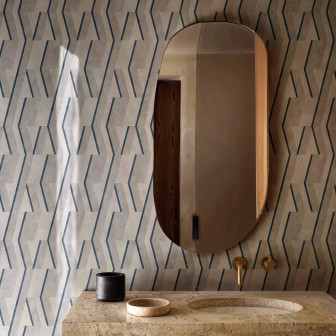 Tapet geometric bleumarin într-o baie modernă