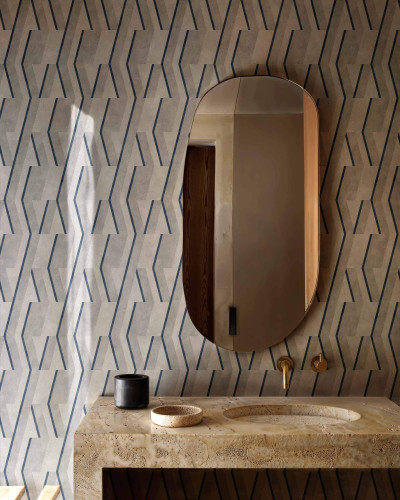 Tapet geometric bleumarin într-o baie modernă