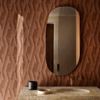Tapet geometric maro-argilos într-o baie modernă