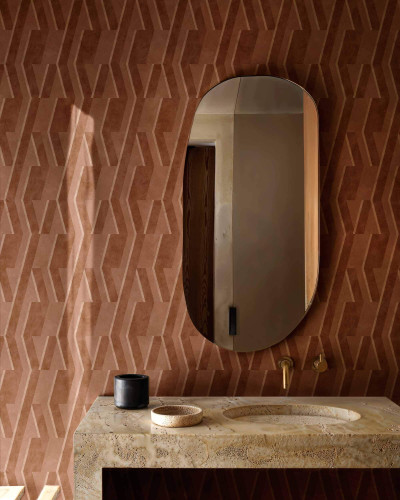 Tapet geometric maro-argilos într-o baie modernă