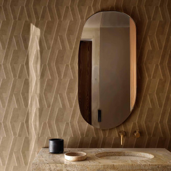 Tapet geometric în nuanțe de nisip într-o baie modernă