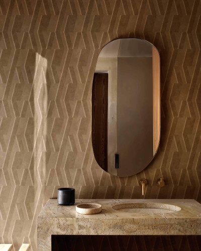 Tapet geometric în nuanțe de nisip într-o baie modernă