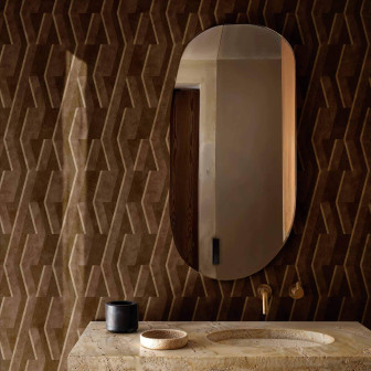 Tapet geometric maro ciocolată într-o baie modernă