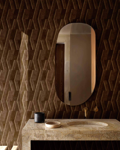 Tapet geometric maro ciocolată într-o baie modernă