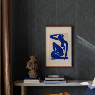 Tapet geometric cu romburi pe un perete într-un interior elegant.