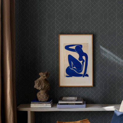 Tapet geometric cu romburi pe un perete într-un interior elegant.