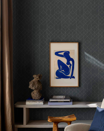 Tapet geometric cu romburi pe un perete într-un interior elegant.