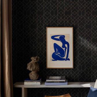 Tapet geometric negru cu romburi aurii într-un interior modern