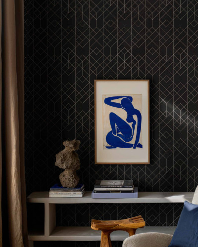 Tapet geometric negru cu romburi aurii într-un interior modern