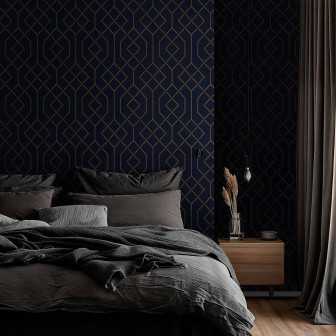 Tapet geometric ultramarin cu model auriu într-un dormitor elegant
