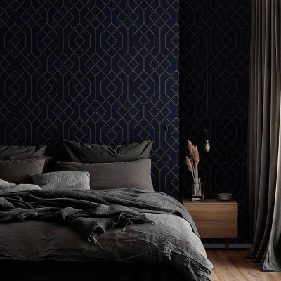 Tapet geometric ultramarin cu model auriu într-un dormitor elegant