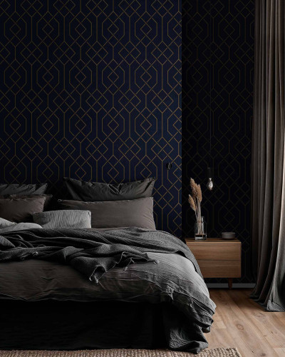 Tapet geometric ultramarin cu model auriu într-un dormitor elegant