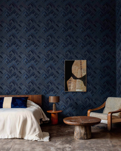 Tapet geometric ultramarin într-un dormitor modern