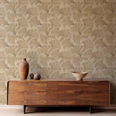 Tapet bej cu model floral elegant într-un interior modern.