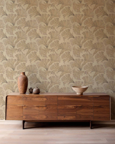 Tapet bej cu model floral elegant într-un interior modern.
