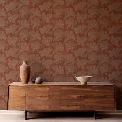 Tapet cu model elegant de frunze Ginkgo pe fundal maro