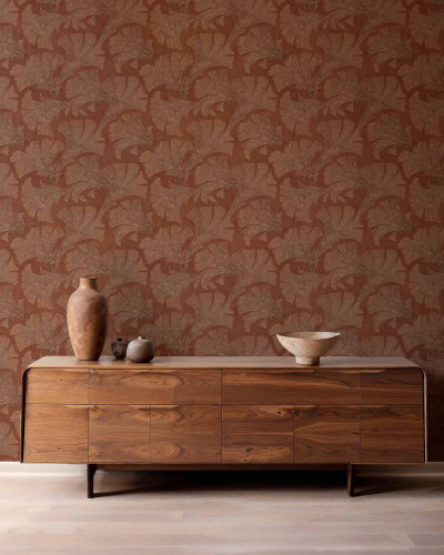 Tapet cu model elegant de frunze Ginkgo pe fundal maro