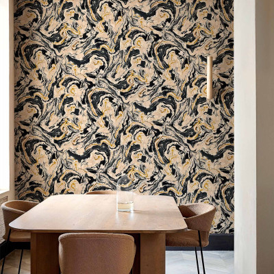 Tapet cu design marmorat abstract negru și auriu într-o sufragerie modernă