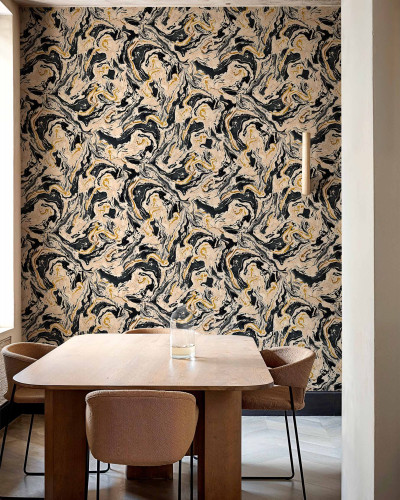 Tapet cu design marmorat abstract negru și auriu într-o sufragerie modernă