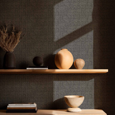 Tapet geometric negru și gri într-un decor interior cu elemente decorative