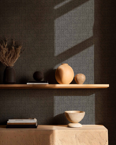 Tapet geometric negru și gri într-un decor interior cu elemente decorative