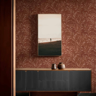 Tapet floral maro cu frunze stilizate in decor interior modern