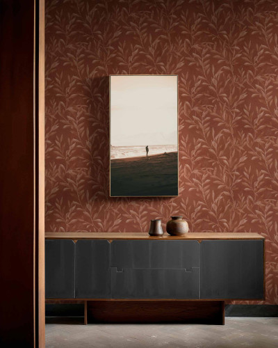 Tapet floral maro cu frunze stilizate in decor interior modern