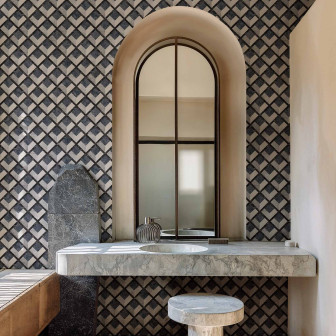 Tapet decorativ cu design geometric în tonuri de gri și negru