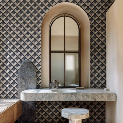 Tapet decorativ cu design geometric în tonuri de gri și negru
