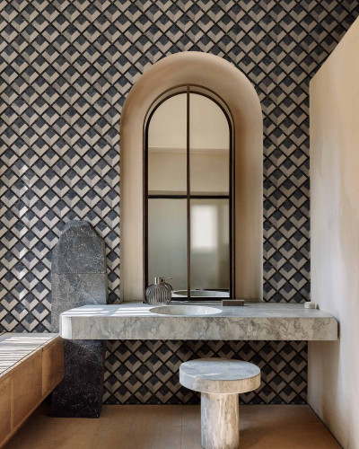Tapet decorativ cu design geometric în tonuri de gri și negru