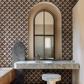 Tapet geometric maro in baie