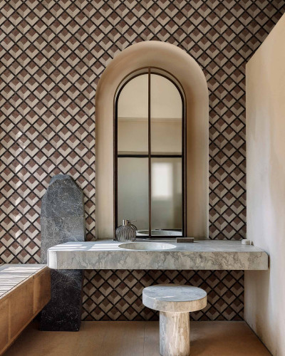 Tapet geometric maro in baie