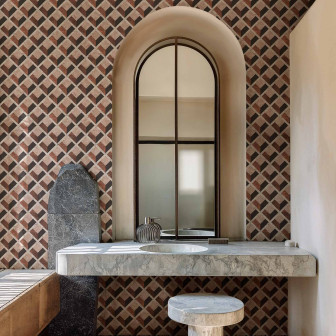 Tapet cu model geometric în baie, design interior modern