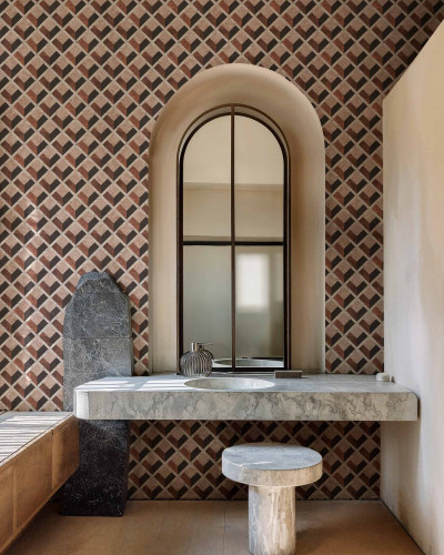 Tapet cu model geometric în baie, design interior modern